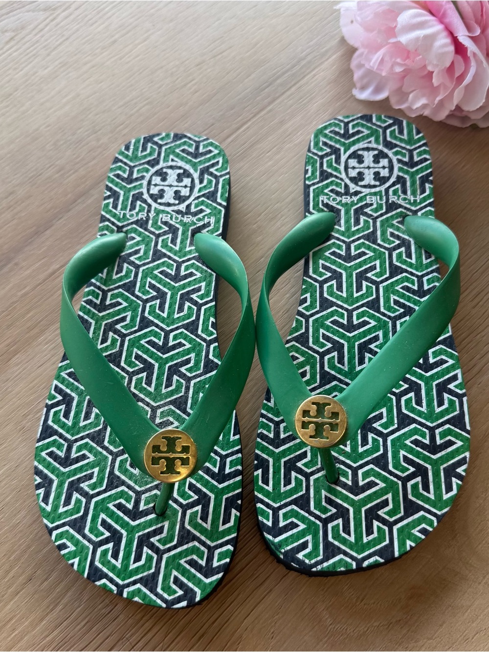 Tory Burch Green Medallion Flip Flops SZ 4 gold logo